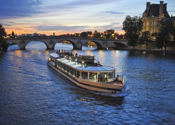Diner sur la Seine lors d'une croisière avec vos collaborateurs