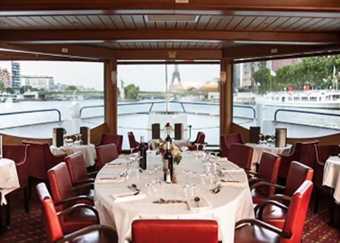 Un restaurant péniche sur les bords de Seine